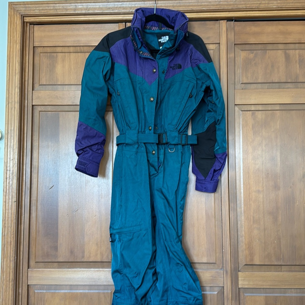 North Face ‘vintage’ one piece ski/snowboard suit. Size 6